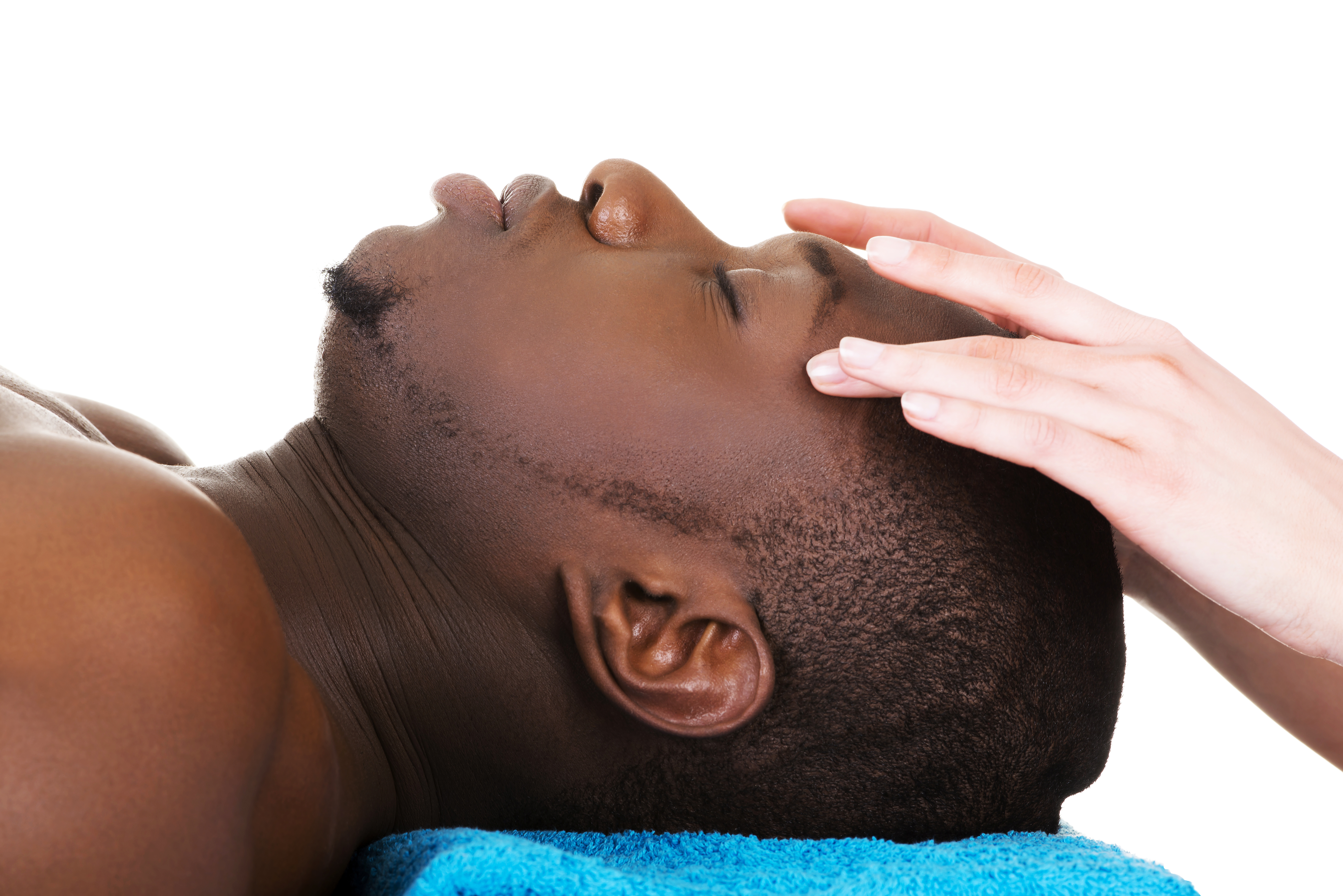 Массаж чернокожей. Massage Black man. Человек лежит на массажном столе. Негр массажист и белая женщина. Мужик лежит и горит голова.